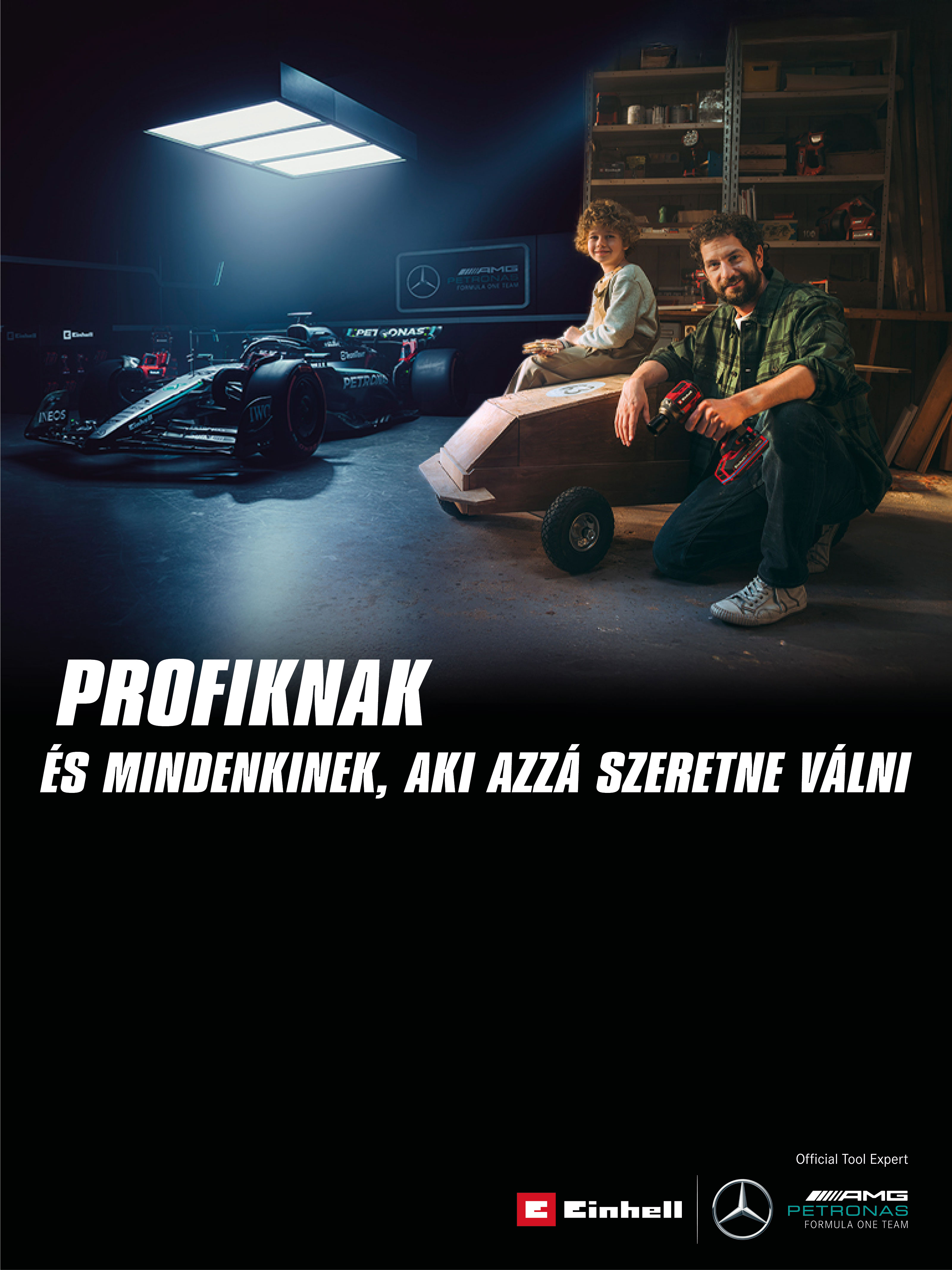 Egy apa és gyermeke egy műhelyben egy házilag készített szappantartó autóval. A háttérben egy Mercedes-AMG PETRONAS Forma–1-es autó és Einhell szerszámok. Jobbra a szöveg olvasható: „A profiknak és azoknak, akik azzá akarnak válni.”